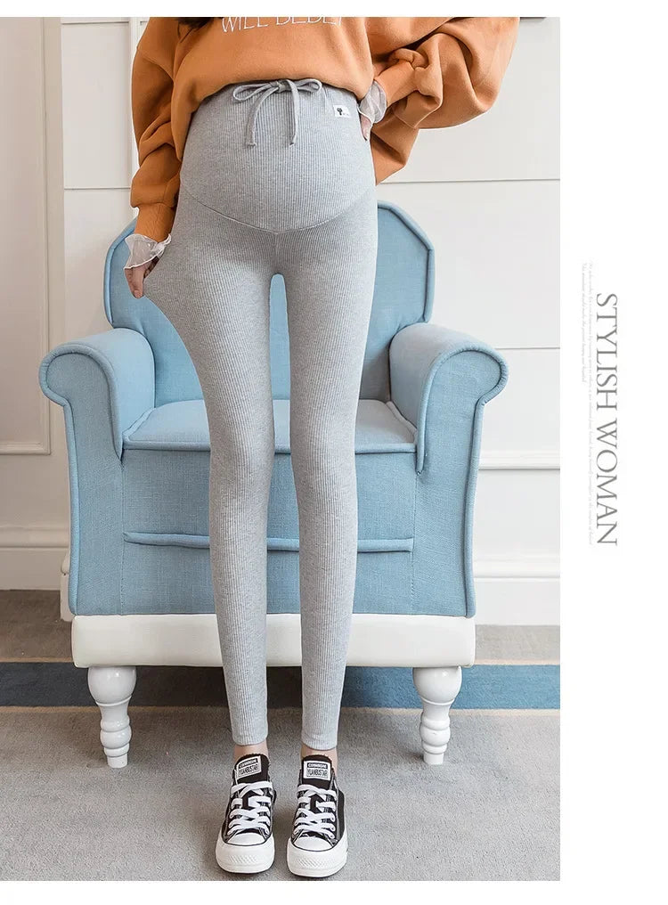 PlusLegging legging gris clair Converse fauteuil bleu maternité lifestyle - Bébé Lova
