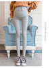 PlusLegging legging gris clair Converse fauteuil bleu maternité lifestyle - Bébé Lova