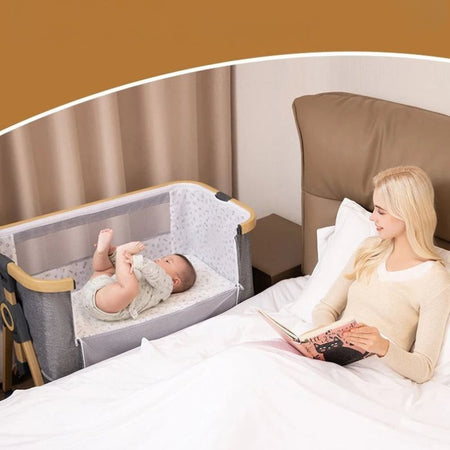 Maman lisant à côté d’un lit bébé cododo 3-en-1 avec bébé allongé confortablement - Bébé Lova