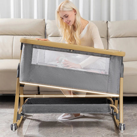 Lit bébé cododo 3-en-1 en mode berceau à bascule avec maman et bébé - Bébé Lova