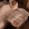 Bébé dormant dans un lit cododo avec moustiquaire de protection pendant la nuit - Bébé Lova