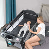 Bébé dormant paisiblement dans un lit portable inclinable et sécurisé - Bébé Lova