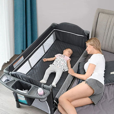 Bébé dormant paisiblement dans un lit portable inclinable et sécurisé - Bébé Lova