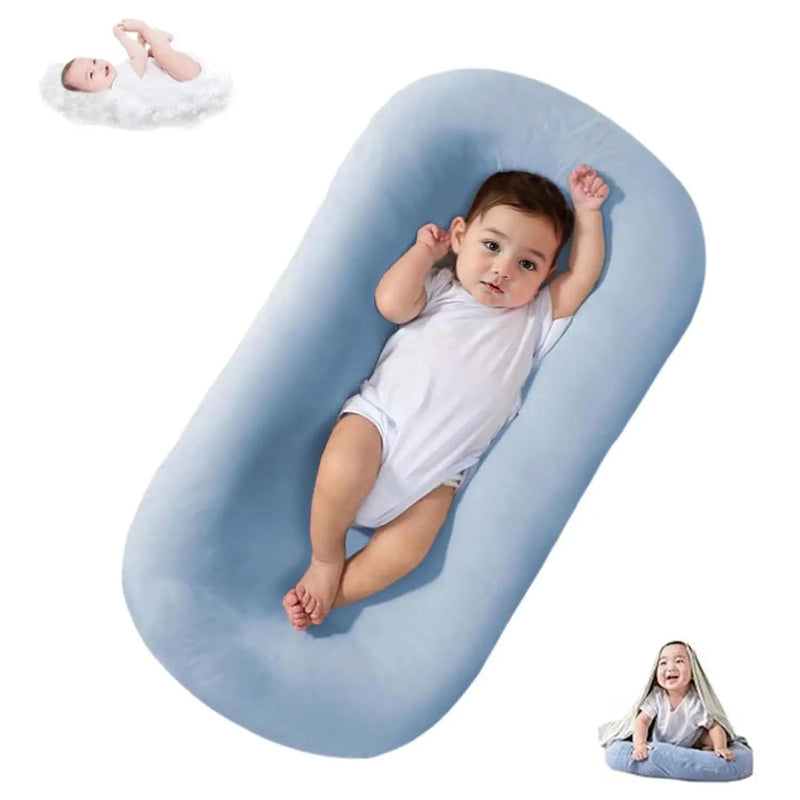 Bébé installé dans un nid bébé pliable bleu avec position allongée confortable - Bébé Lova