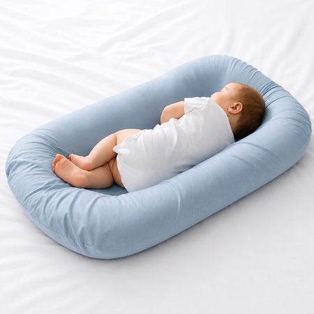 Bébé endormi dans un nid bébé pliable bleu pour un sommeil sécurisé et confortable - Bébé Lova