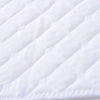Gros plan sur le tissu matelassé des couches lavables absorbantes en coton - Bébé Lova