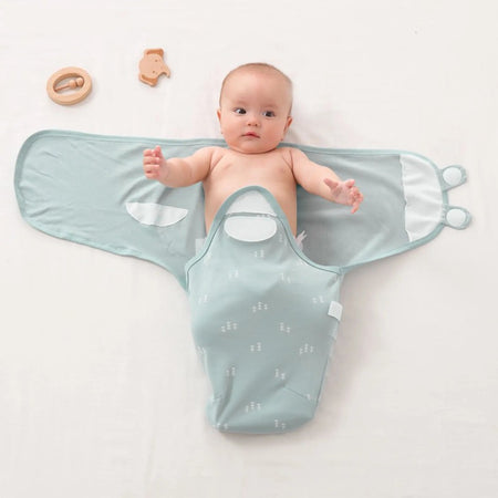 Bébé allongé sur un lange swaddle ouvert prêt pour l’emmaillotage facile - Bébé Lova