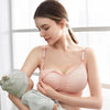 Maman allaitant son bébé avec soutien-gorge d’allaitement rose à ouverture facile - Bébé Lova