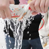 Démonstration de l'absorption et de l'essorage d'une serviette de bain en coton gaze pour bébé - Bébé Lova