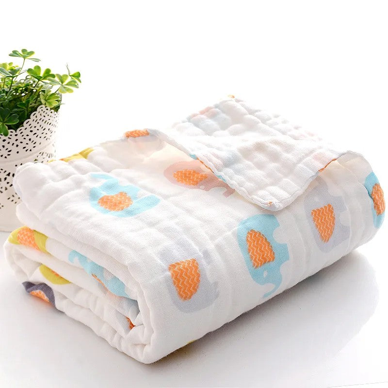 Serviette de bain bébé en coton gaze avec motifs cœurs bleus et oranges pliée - Bébé Lova