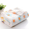 Serviette de bain bébé en coton gaze avec motifs cœurs bleus et oranges pliée - Bébé Lova