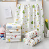 Collection de serviettes de bain bébé en coton gaze avec différents motifs colorés pliés et roulés - Bébé Lova