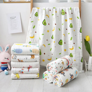 Collection de serviettes de bain bébé en coton gaze avec différents motifs colorés pliés et roulés - Bébé Lova