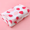 Serviette de bain en coton gaze avec motifs fraises rouges sur fond rose pastel - Bébé Lova
