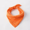 Lange en mousseline de bambou orange noué en bandana sur fond blanc - Bébé Lova