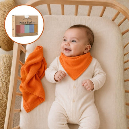 Bébé souriant dans un berceau avec un lange et un bavoir bandana orange et encart du coffret - Bébé Lova