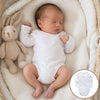 Bébé endormi dans un couffin, vêtu d'un body manches longues en coton blanc - Bébé Lova