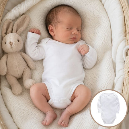 Bébé endormi dans un couffin, vêtu d'un body manches longues en coton blanc - Bébé Lova