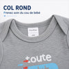 Gros plan sur le col rond d'un body bébé gris manches longues avec étiquette taille 3/6M - Bébé Lova