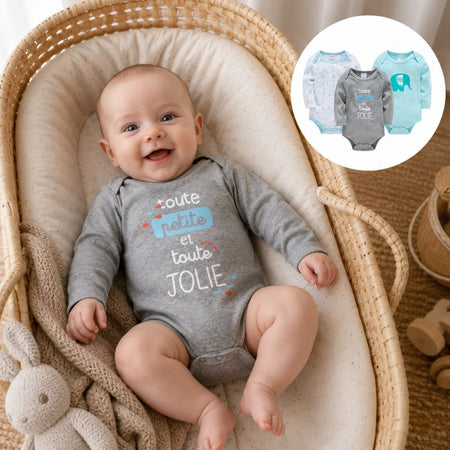 Bébé souriant dans un couffin portant un body gris « toute petite et toute jolie », avec aperçu de trois coloris - Bébé Lova