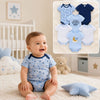 Bébé assis dans une chambre d'enfant portant un body motif étoiles bleu du lot de bodies manches courtes en coton Kavkas, présentation complète de la variante Étoiles en arrière-plan - Bébé Lova