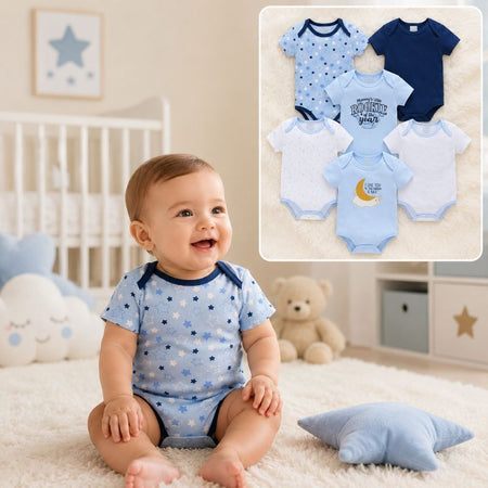 Bébé assis dans une chambre d'enfant portant un body motif étoiles bleu du lot de bodies manches courtes en coton Kavkas, présentation complète de la variante Étoiles en arrière-plan - Bébé Lova