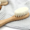 Gros plan sur les poils souples de la brosse bébé en bois naturel - Bébé Lova