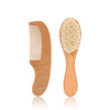 Packshot du peigne et de la brosse bébé en bois de hêtre sur fond clair - Bébé Lova