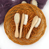 Alt-text : Ensemble de brosses bébé en bois naturel présenté dans un panier en osier - Bébé Lova
