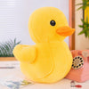 Mini peluche canard jaune kawaii posée sur un bureau avec téléphone rétro rose - Bébé Lova