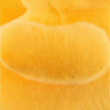 Texture ultra douce de la mini peluche canard jaune en gros plan - Bébé Lova