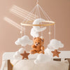 Mobile de berceau ours et nuages dans une chambre bébé aux tons chaleureux - Bébé Lova