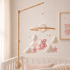 Mobile de berceau avec ourson caramel en peluche, nuages moelleux et étoiles suspendues - Bébé Lova