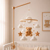Mobile bébé avec support en bois naturel, ourson caramel en peluche et nuages suspendus - Bébé Lova