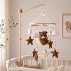 Mobile de berceau avec ours brun endormi sur lune et support en bois fixé au lit bébé - Bébé Lova
