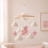 Mobile suspendu avec ourson rose en peluche, nuages blancs et étoiles pastel sans support visible - Bébé Lova