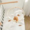 Vue du dessus du mobile de berceau en bois avec ours suspendu et étoiles - Bébé Lova