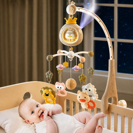 Bébé souriant sous un mobile berceau projecteur avec veilleuse et télécommande dans une chambre de nuit - Bébé Lova