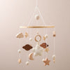 Variante étoile grise du mobile bébé Bellwood en bois et crochet - Bébé Lova