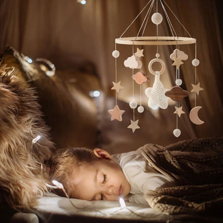 Présentation détaillée du mobile bébé Bellwood en bois naturel et crochet - Bébé Lova