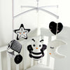 Mobile musical noir et blanc avec abeille, lune, étoile et formes contrastées pour stimuler la vue de bébé - Bébé Lova