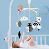 Bébé allongé dans son berceau observant une boîte à musique noir et blanc à contraste élevé avec animaux suspendus - Bébé Lova