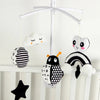 Mobile bébé avec coccinelle, nuage et arc-en-ciel noir et blanc suspendus au-dessus du lit - Bébé Lova