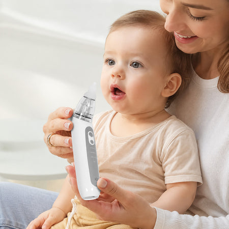 Maman utilisant un mouche-bébé électrique rechargeable sur son enfant pour dégager les voies nasales en douceur - Bébé Lova