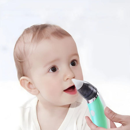 Bébé utilisant le mouche-bébé électrique rechargeable avec embout en silicone doux - Bébé Lova
