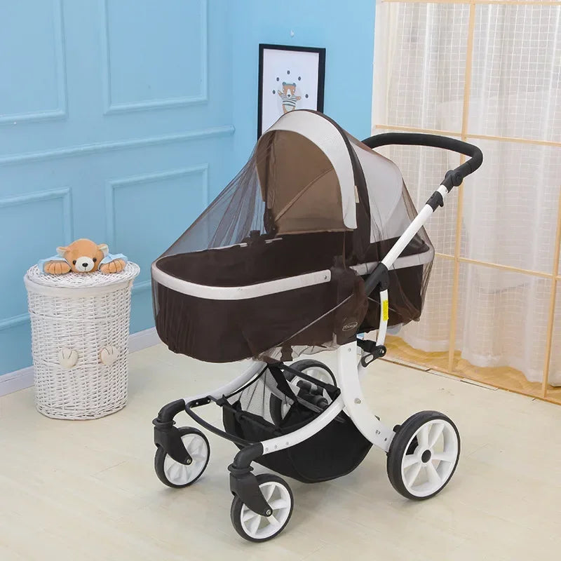 Moustiquaire installée sur un landau café dans une chambre - Bébé Lova