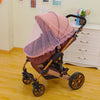 Moustiquaire rose installée sur une poussette marron - Bébé Lova