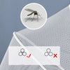 Gros plan sur la maille hexagonale anti-moustique de la moustiquaire et comparaison des mailles - Bébé Lova