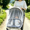 Maman promenant une poussette à la campagne avec bébé endormi sous la moustiquaire - Bébé Lova