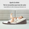 Bébé installé sur l'oreiller anti-reflux après la tétée pour favoriser le rot - Bébé Lova